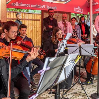 19 iunie: Ploscuţeni: Administrarea sacramentului Mirului. Foto: Ovidiu Bişog