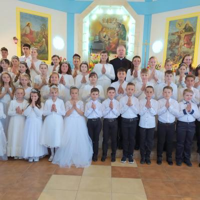 9 mai: Băluşeşti: Prima Împărtăşanie