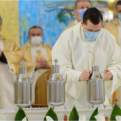 1 aprilie: Iaşi: Sfânta Liturghie a crismei în Catedrala "Sfânta Fecioară Maria, Regină"