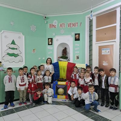 28 noiembrie: Săbăoani: Copii împreună sărbătorind Ziua Naţională