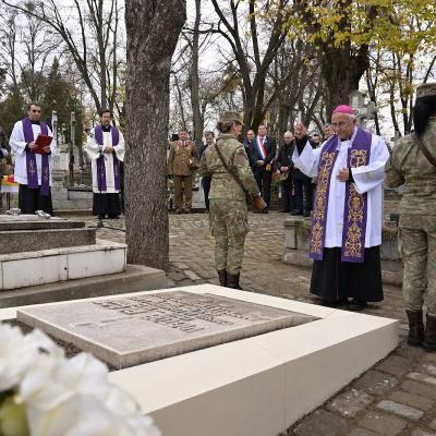 14 noiembrie: Iaşi: PS Iosif Păuleţ a resfinţit mormântul diplomatului francez Victor Place, în Cimitirul "Eternitatea"