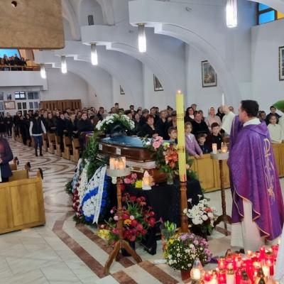 27 septembrie: Dărmăneşti: Sfânta Liturghie cu recviem pentru sufletul părintelui Petru Vernică