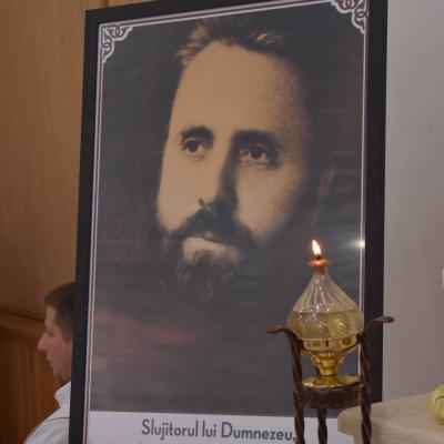 15 septembrie: Roman: Osemintele preotului Anton Demeter au fost depuse în Capela Institutului Franciscan