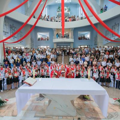 10 iulie: Roman: Administrarea Mirului în Parohia "Inima Neprihănită a Mariei" - II