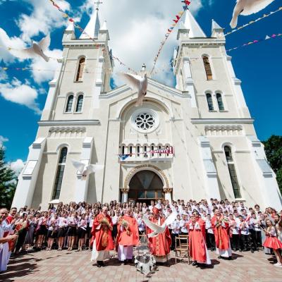 18 iunie: Hălăuceşti: Administrarea Mirului în Parohia "Naşterea Sfintei Fecioare Maria"