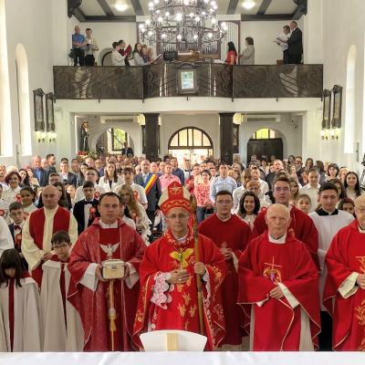 15 mai: Comăneşti: Conferirea sacramentului Mirului