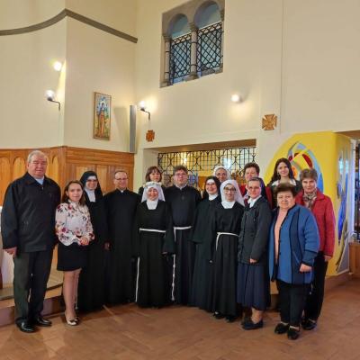 8 mai: Roman: Îmbrăcând haina încercării la intrarea în noviciat