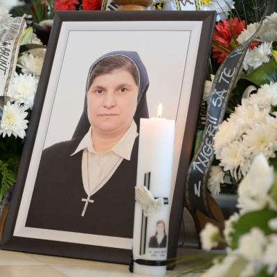 5 mai: Pustiana: Funeraliile sorei Silvia Bortoş, SCMP. Foto: Cornel Fechetă