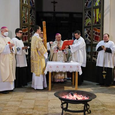 16 aprilie: Iaşi (catedrală): Liturghia şi procesiunea din Noaptea de Paşte