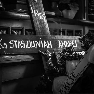13 aprilie: Soloneţu Nou (SV): Funeraliile părintelui Andrei Staszkovian. Foto: Uniunea Polonezilor din România