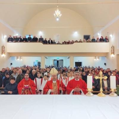 26 decembrie: Fundu Răcăciuni: Sărbătorindu-l pe Sfântul Ştefan, primul martir, împreună cu PS Petru Sescu