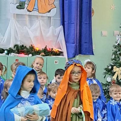 21 decembrie: Săbăoani: Vestirea Crăciunului cu preşcolarii Grădiniţei "Sfânta Ana"