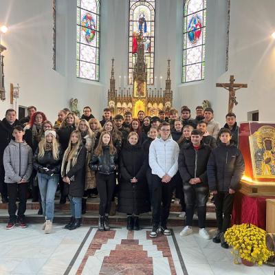 2 decembrie: Cacica: Adventul, timp de aşteptare, speranţă, bucurie, meditaţie. Reculegere pentru tineri