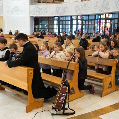 18 octombrie: Iaşi: Copiii se roagă Rozariul pentru pace în catedrală
