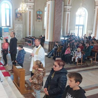 18 octombrie: Săbăoani: Copiii se roagă Rozariul pentru pace
