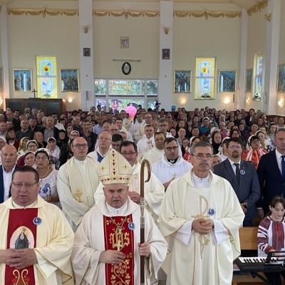 16 septembrie: Dumbrăveni: Consacrarea altarului şi sfinţirea Bisericii "Sfânta Fecioară Maria Îndurerată"