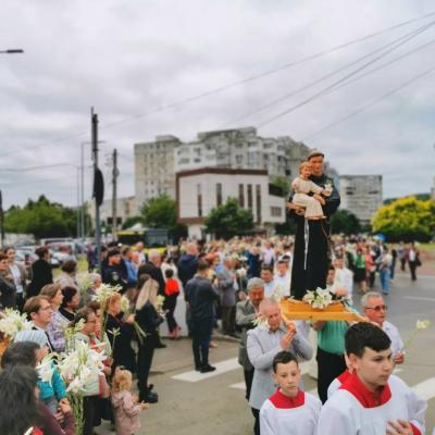 13 iunie: Iaşi: Sărbătoarea hramului Parohiei "Sfântul Anton de Padova". Liturghia. Foto: Silviu Dogariu