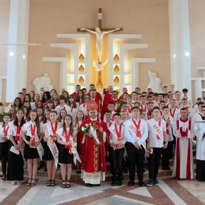 11 iunie: Bacău: Administrarea sacramentului Mirului în comunitatea "Sfânta Cruce"