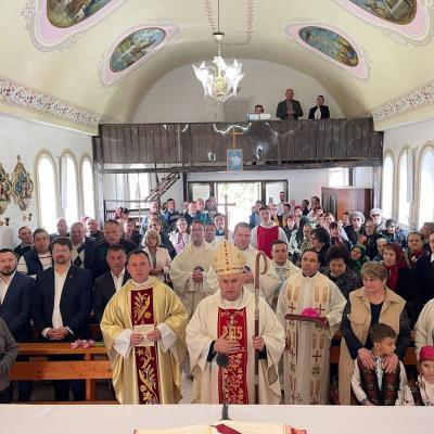 18 mai: Moineşti: Sfinţirea capelei mortuare de la Pietrosu şi deschiderea misiunilor populare