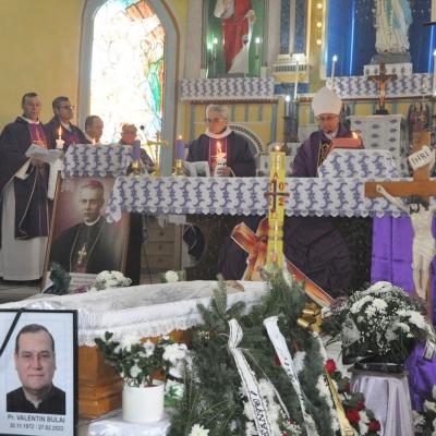 2 martie: Fundu Răcăciuni: Funeraliile părintelui Valentin Bulai (II)