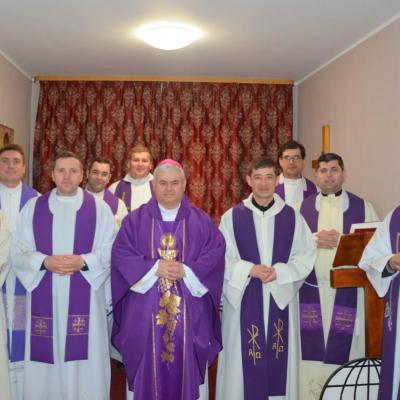 2 martie: Traian: PS Petru Sescu împreună cu preoţii hirotoniţi în anul 2014