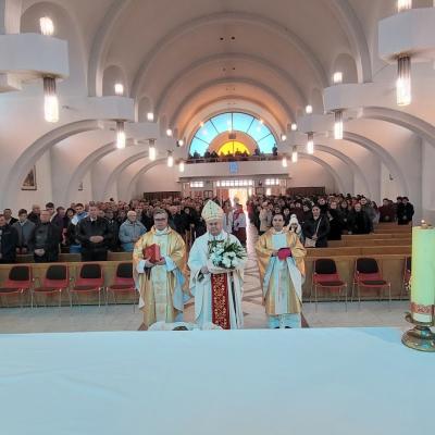6 ianuarie: Dărmăneşti: Epifania Domnului celebrată împreună cu PS Petru Sescu