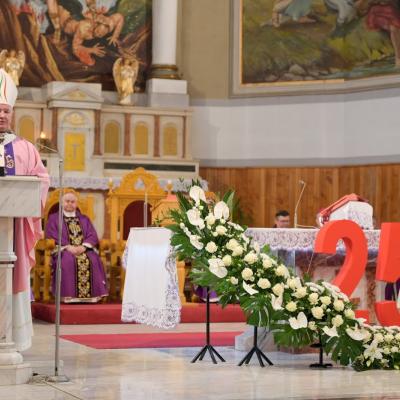 15 decembrie: Săbăoani: 25 de ani de episcopat sărbătoriţi de ÎPS Aurel Percă în Parohia "Sfântul Mihail, Arhanghelul". Foto: Cornel Fechetă