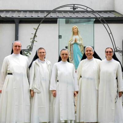 12 octombrie: Siret: Binecuvântarea Centrului educaţional recreativ "Sfântul Dominic" şi sfinţirea statuii Sfintei Fecioare Maria