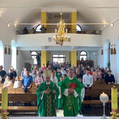 15 septembrie: Sascut Sat: Sfinţirea a patru statui, a noului candelabru şi a troiţei Sfintei Cruci