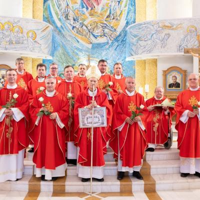 28 iunie: Iaşi: Jubileu de 25 de ani de preoţie al promoţiei 1999 (29 iunie 2024). Fotografiile de arhivă pr. Felician Tiba. Fotografii de la Liturghie: Ovidiu Bişog