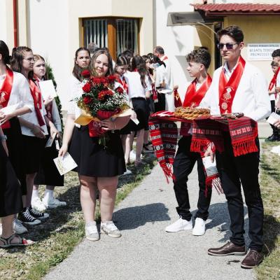 23 iunie: Oneşti: Administrarea Mirului în Parohia "Sfânta Tereza a Pruncului Isus". Foto: Ionuţ Soare