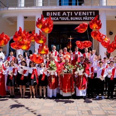 16 iunie: Roman: Administrarea tainei Sfântului Mir în Parohia "Isus, Bunul Păstor". Foto: Alin Blaj