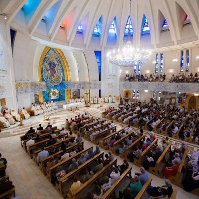 2 iunie: Iaşi: Sfânta Liturghie şi procesiunea cu ocazia sărbătorii Trupul şi Sângele Domnului. Foto: Laurenţiu Dîncă