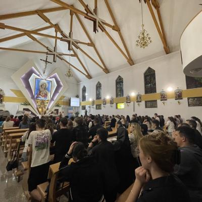 16 aprilie: Şerbăneşti: Adoraţie cu tinerii din Decanatul de Bacău-Centru