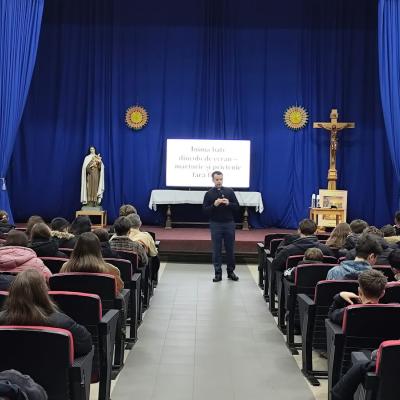 4 decembrie: Roman: Inima bate dincolo de ecrane - mărturie şi prietenie fără filtre