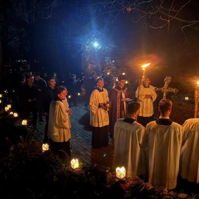 2 noiembrie: Iaşi: Seminarişti în rugăciune pentru cei răposaţi. II. Procesiune în cimitirul de la Seminarul Mare