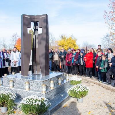 1 noiembrie: Iaşi: Sfinţirea Crucii Jubileului Speranţei şi a locului viitoarei capele catolice din Cimitirul "Sfinţii Petru şi Pavel". Foto: Andreea Dima