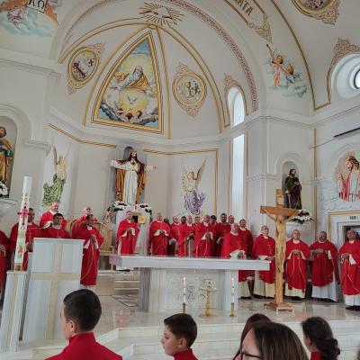 29 iunie: Dublă sărbătoare la Oneşti: Hramul şi sfinţirea Bisericii "Sfinţii Apostoli Petru şi Paul"