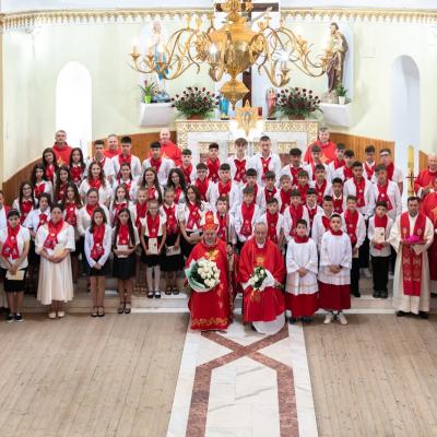 22 iunie: Ploscuţeni: Revărsarea Duhului Sfânt prin sacramentul Mirului. Foto: Ovidiu Bişog