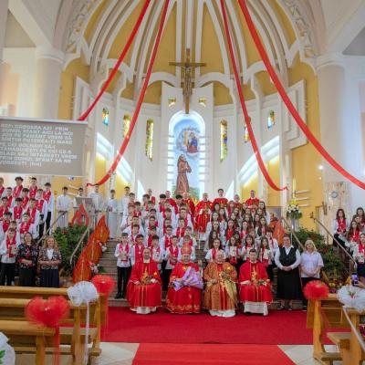 15 iunie: Bacău: Administrarea sacramentului Mirului în Parohia "Fericitul Ieremia"