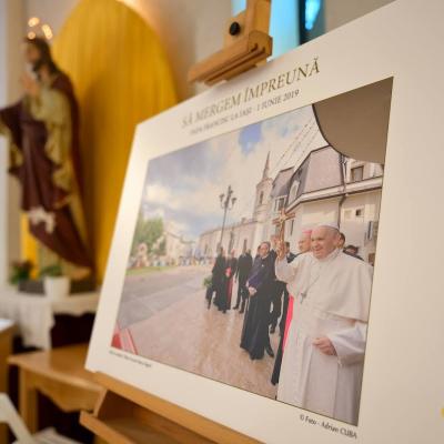 29 mai: Emoţie şi amintiri la vernisajul expoziţiei dedicate vizitei Papei Francisc la Iaşi