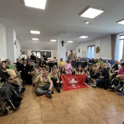3 mai: Cercetaşii din Pildeşti se întâlnesc la casa de bătrâni din Butea