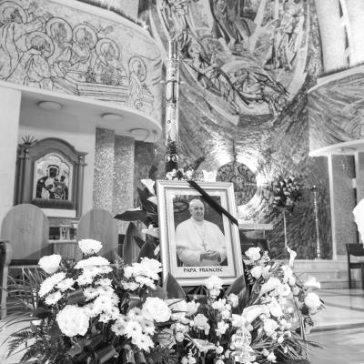 25 aprilie: Iaşi (catedrală): Liturghie cu recviem pentru Papa Francisc. Foto: Ovidiu Bişog