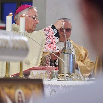 16 aprilie: Iaşi: Liturghia crismei. Foto: Marius-Jean Laurescu