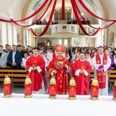 3 mai: Buhonca: Administrarea sacramentului Sfântului Mir. Foto: Marius-Jean Laurescu