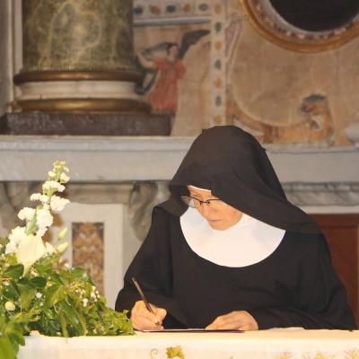 26 aprilie: Italia: O viaţă dăruită pentru totdeauna. Profesiunea unei surori din România