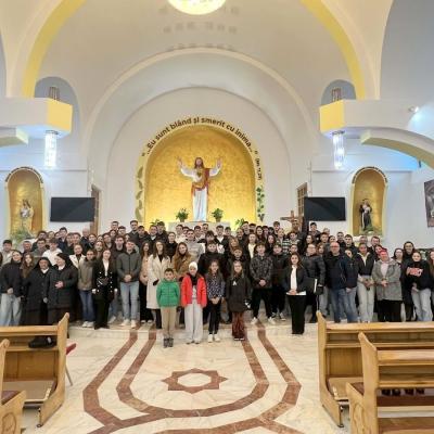 21 martie: Dărmăneşti: Tineri pe drumul Crucii - mărturie vie de credinţă