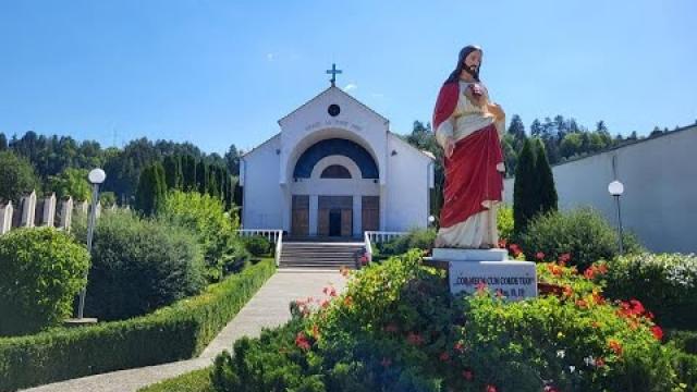Dărmăneşti: Sfânta Liturghie solemnă cu ocazia a 170 de ani de existenţă a Parohiei şi 20 de ani de la sfinţirea noii biserici