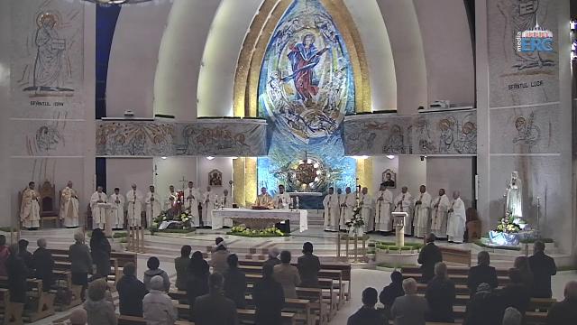 Iaşi (catedrală): Rozariul şi sfânta Liturghie la aniversarea episcopală a PS Petru Gherghel