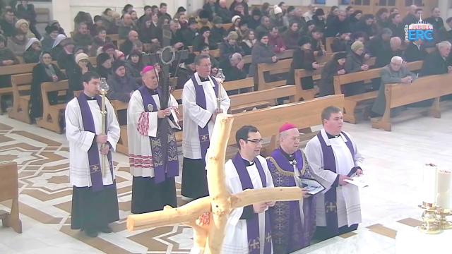 Iaşi (catedrală): Calea crucii şi Liturghia în miercurea din prima săptămână a Postului Mare 2018 (40 de ani de când PS Petru Gherghel a fost numit păstor al Diecezei de Iaşi)